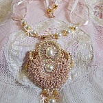 Collier Poudre de Riz brod&eacute; avec des Cristaux de Swarovski , des accessoires en Plaqu&eacute; Or, des perles nacr&eacute;es et des rocailles